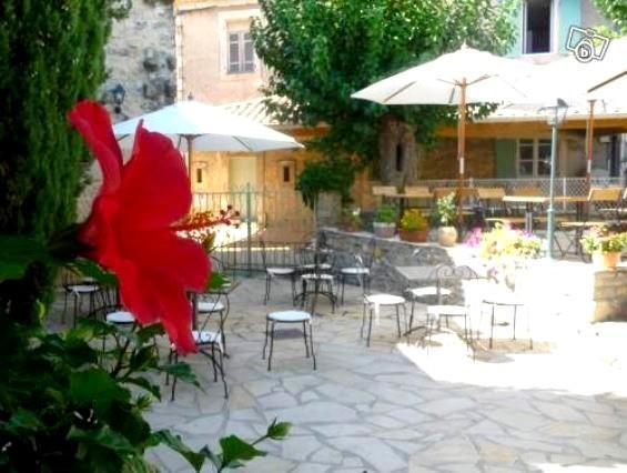 Auberge Le Bistrot De Lussan Lussan  Exterior foto